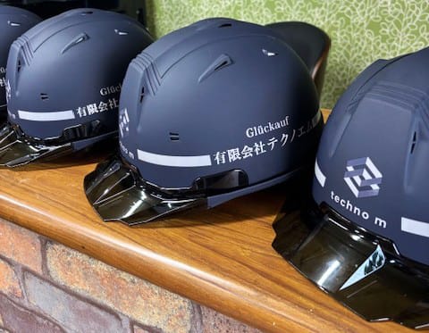 ヘルメットが並べられている写真